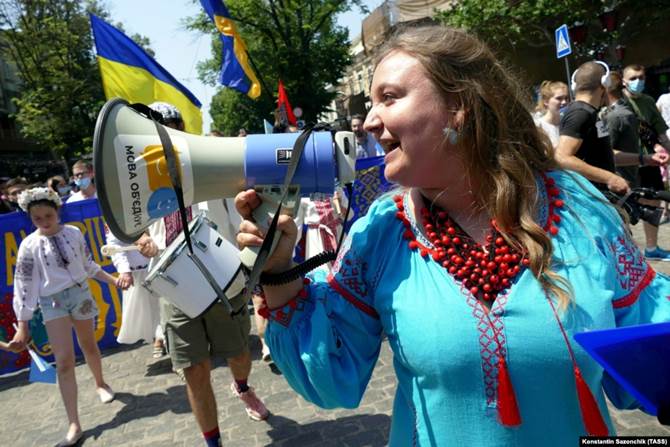 Наліпка «Мова об’єднує» на мегафоні учасниці мегамаршу у вишиванках в Одесі, 26 червня 2021 року