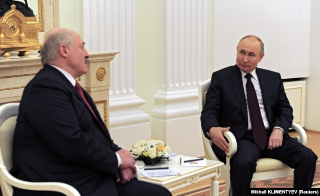 Олекандр Лукашенко (л) та Володимир Путін (п) на зустрічі в Москві, 22 квітня 2021 року