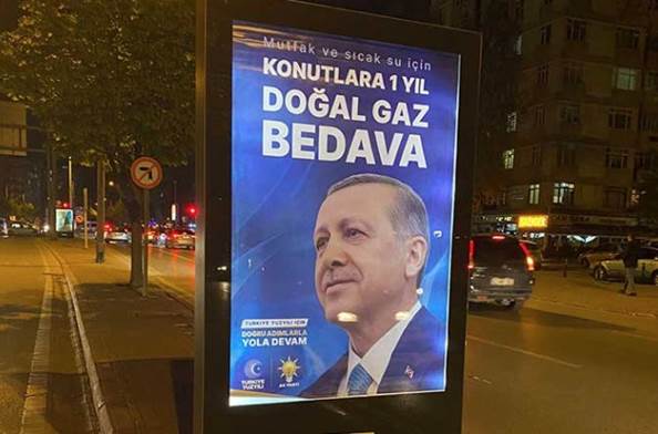 Один з рекламних бордів Реджепа Таїпа Ердогана з обіцянкою про безплатний газ упродовж року. Фото: Gercek Gazete