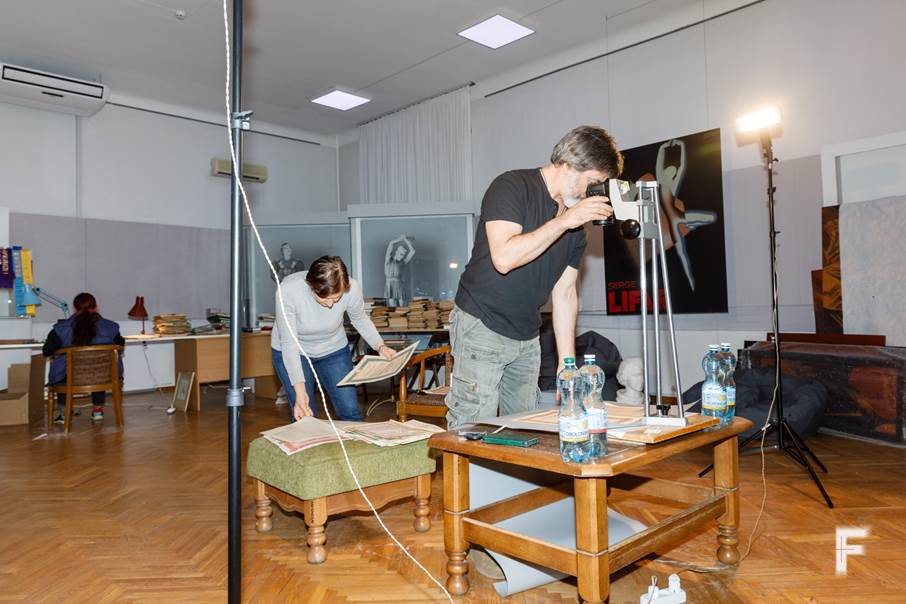 Співробітники Національного музеї історії України оцифровують коллекцію музею, Київ, Україна.