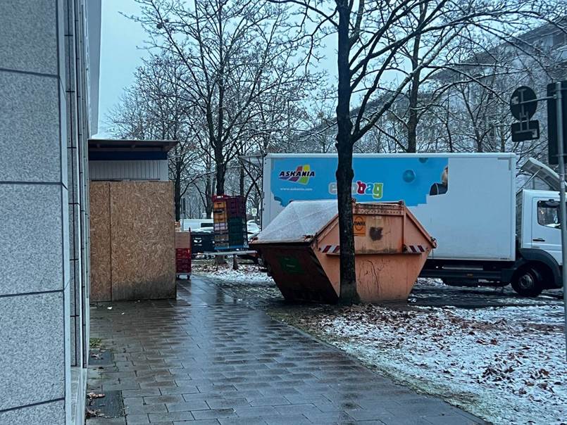 Фургон із їжею біля центру для українських біженців. Фото автора