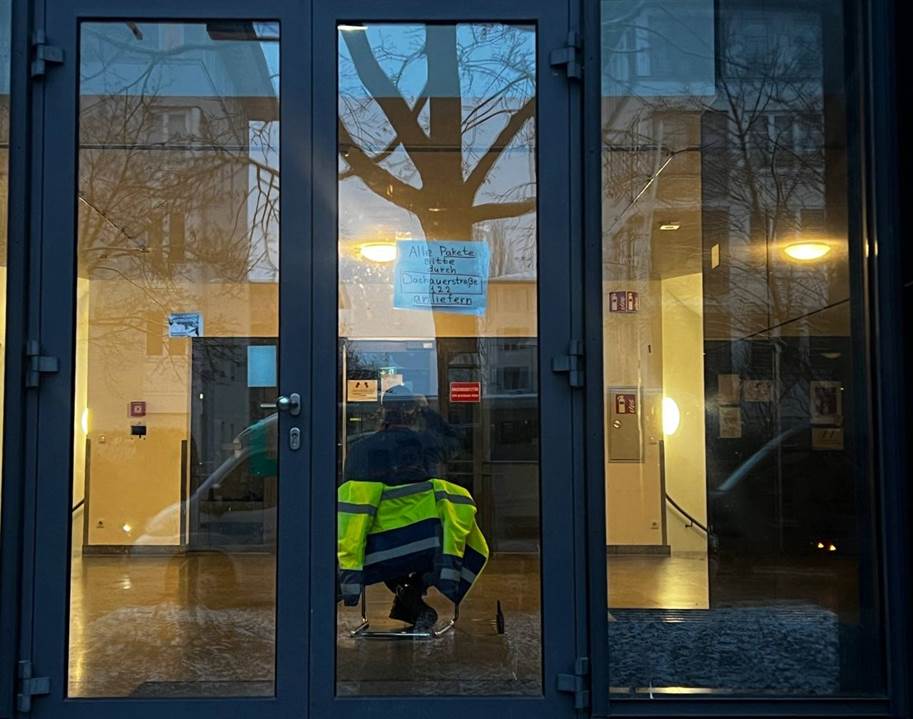 Охоронець на чергуванні біля чорного входу в центр. Фото автора