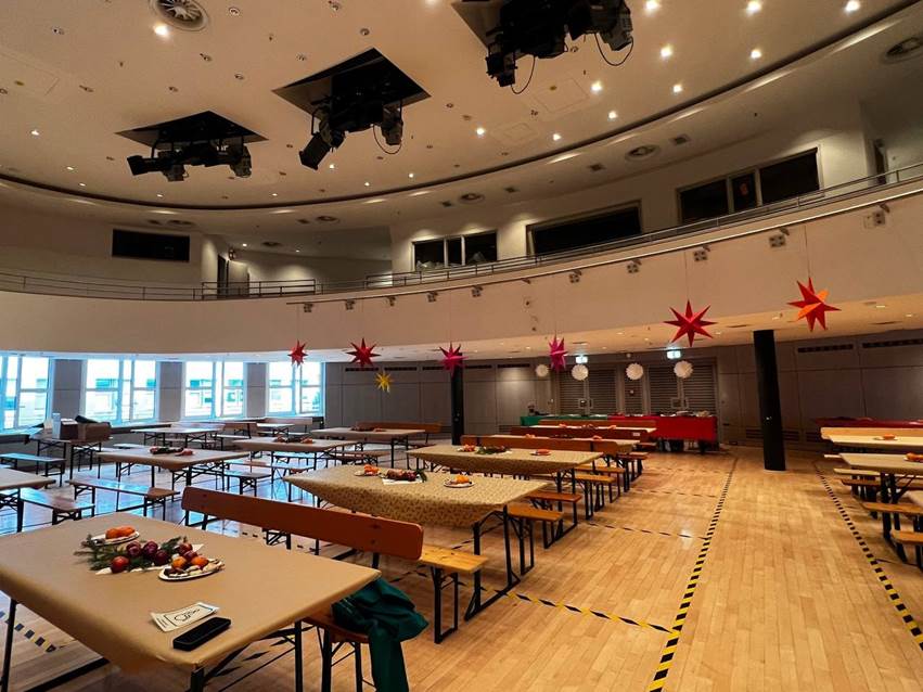 Зала в центрі для українських біженців. Фото автора