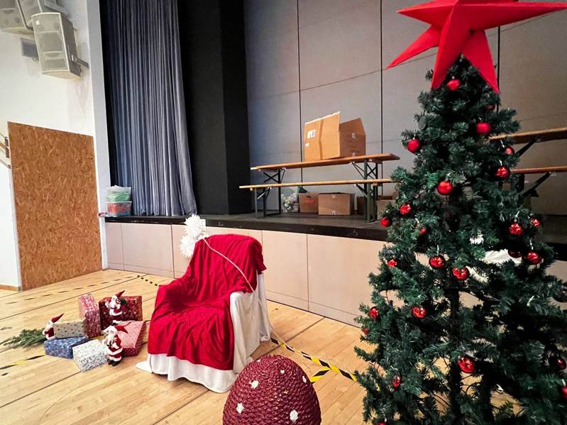 Зала в центрі для українських біженців. Фото автора