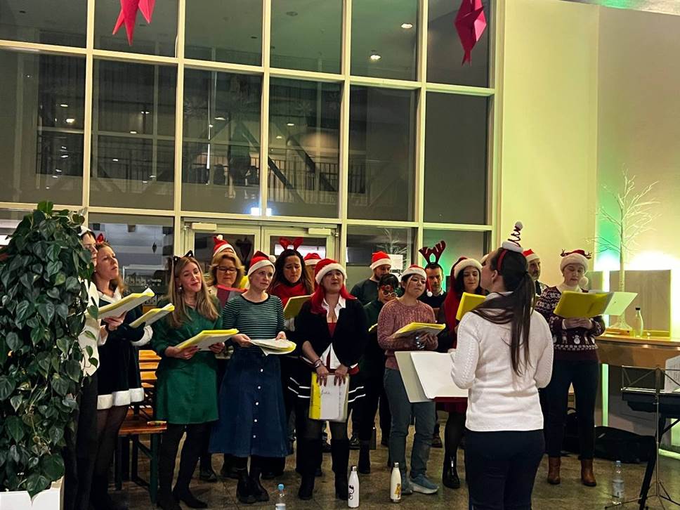 Святковий хор співає «There is no Heaven» Пола Маккартні. Фото автора