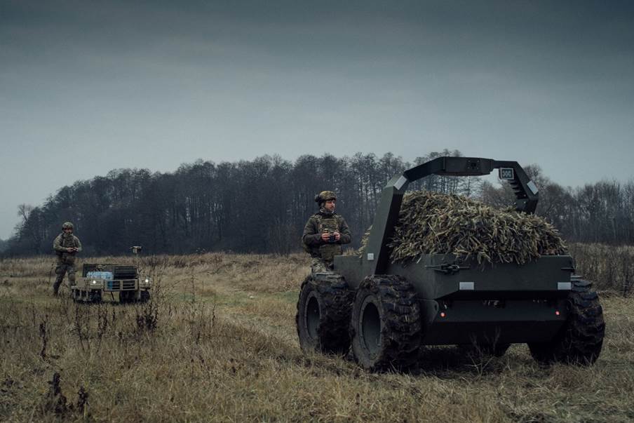 Бійці підрозділу наземних роботизованих комплексів 2-го корпусу НГУ «Хартія» керують НРК. Фото Павла Іткіна