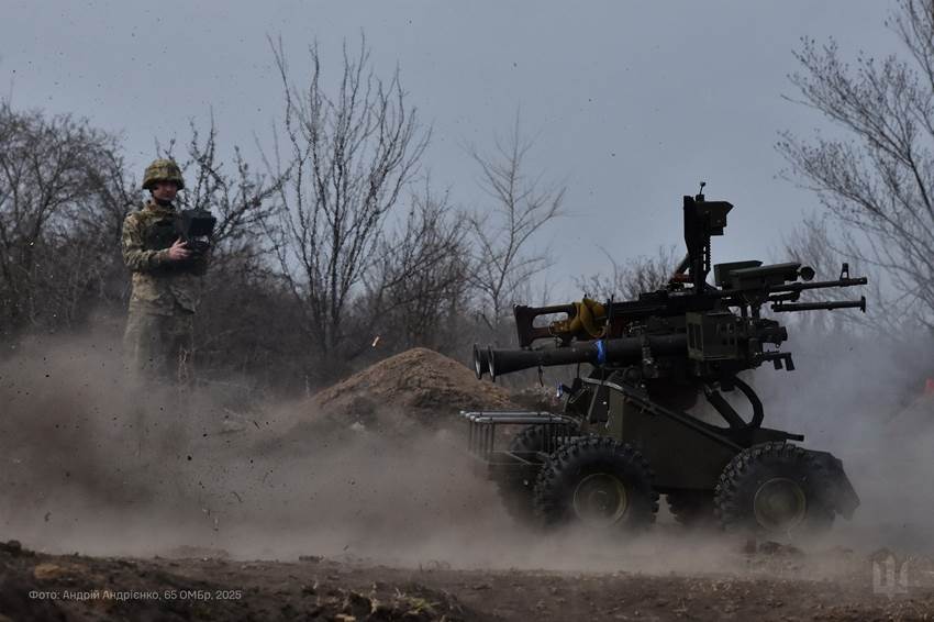 Бійці 65-ї окремої механізованої бригади «Великий луг» тестують НРК «Гном». Цей наземний дрон має на озброєнні два протитанкових гранатомети РПГ-7 і ПКМ. «Гном» стріляє точніше, ніж звичайний боєць, кажуть військові