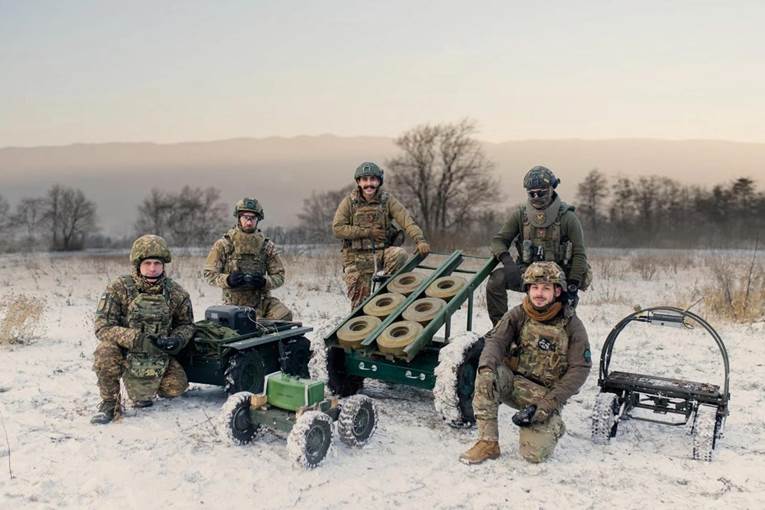 Бійці «Хартії» біля НРК. Одна з машин споряджена протитанковими мінами. Вона призначена для того, щоб розкладати міни на ділянках можливого наступу ворога