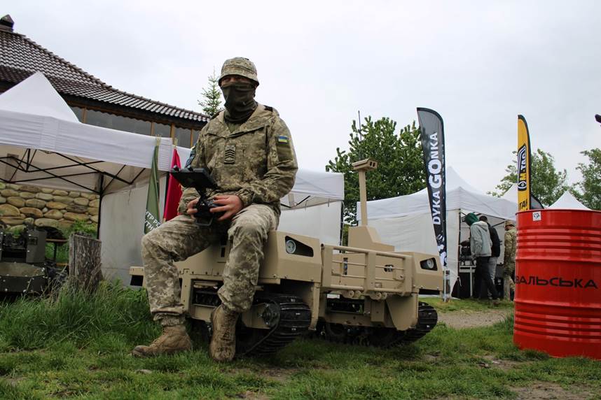 Оператор біля роботизованого комплексу в школі НРК «Варан»