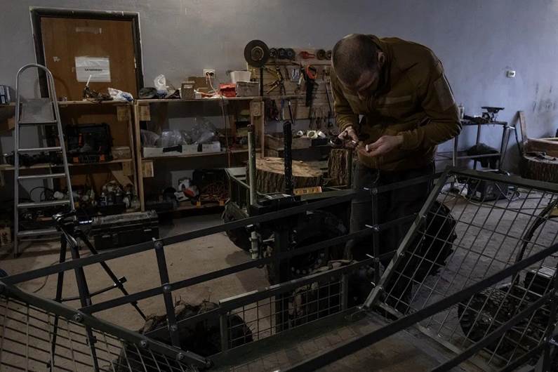 Боєць «Хартії» налаштовує один із наземних дронів