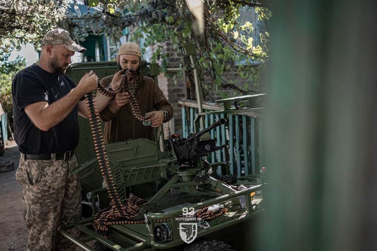 Бійці 93-ї окремої механізованої бригади «Холодний Яр» споряджають кулемет, встановлений на наземний роботизований комплекс