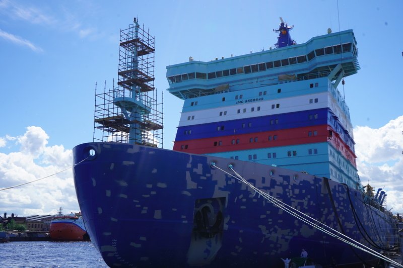 Фарбування атомного криголама 22220 «Урал» на Балтійському заводі в Санкт-Петербурзі