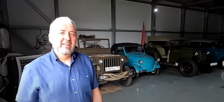 Михайло Полковников на тлі колекції авто в майстерні в Москві