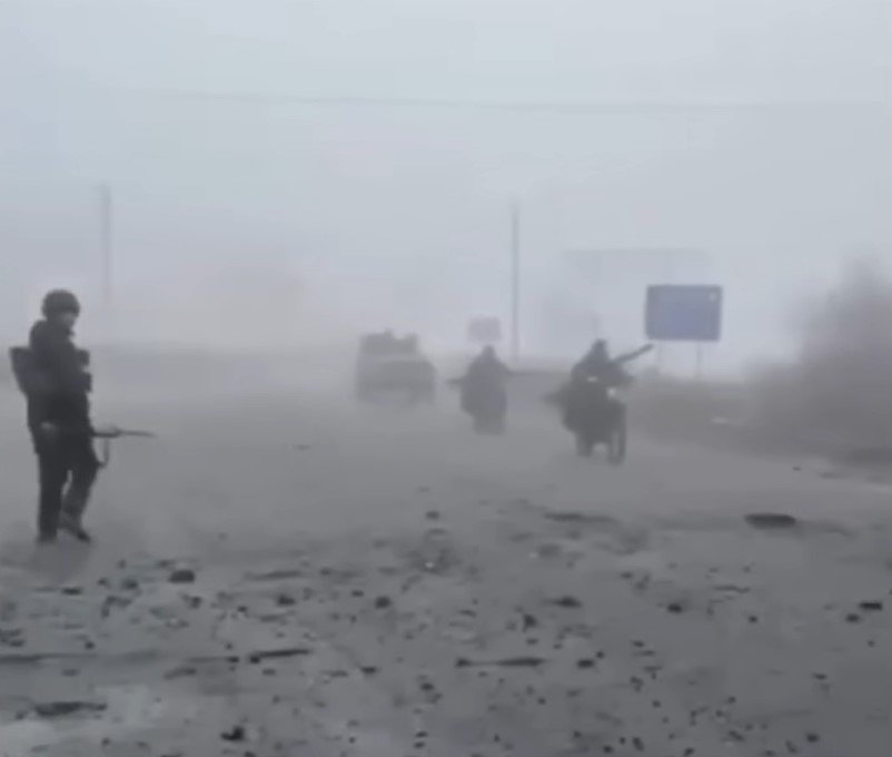 Росіяни заходять у Покровськ під покровом туману. Скриншот відео