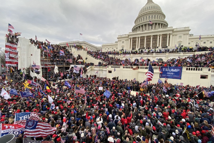 Протестувальники на території Капітолія.