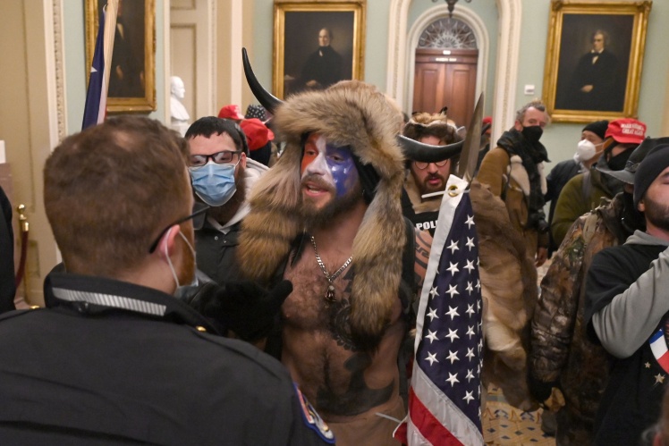 Мітингувальники зайшли всередину.