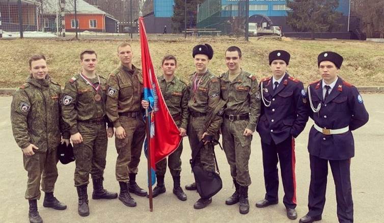 Стас Балицький праворуч біля прапора. Фото з особистої сторінки «ВКонтакте»