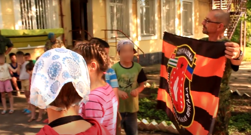 Скриншот із відео, розміщеного на ютуб-каналі бригади «П’ятнашка» у квітні 2015 року