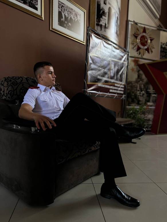 Коля Сєдих під час показу документального фільму «Донбасс. Резервный полк», на якому зібрали кропоткінських кадетів, вересень 2023 року