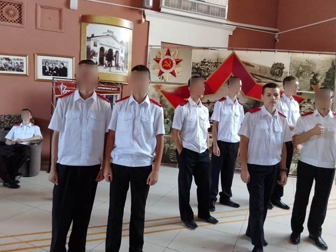 Показ документального фільму «Донбасс. Резервный полк», на якому зібрали кропоткінських кадетів, вересень 2023 року. Коля Сєдих другий праворуч