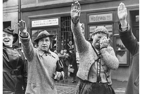 http://texty.org.ua/d/2018/putler/img/1938-sudetenland-women-crying.jpg