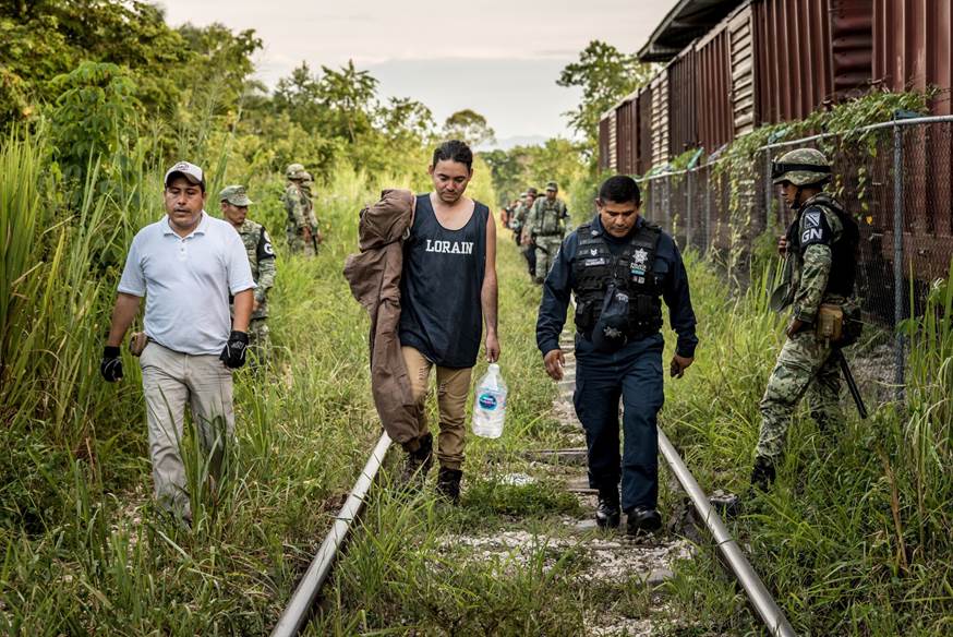 Мексиканська поліція й армія затримують центральноамериканських мігрантів під час рейдів на вантажні поїзди: Сан-Матео, Мексика