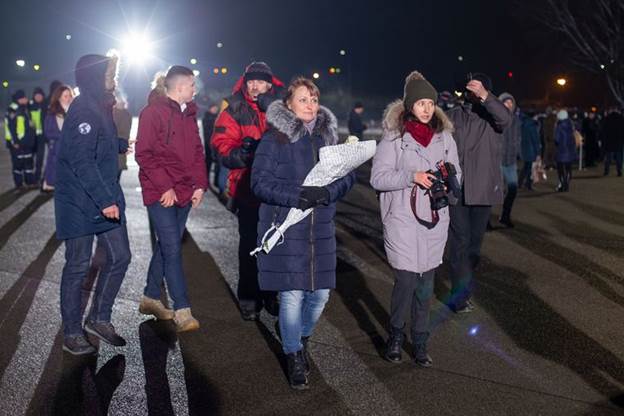 Марину Чуйкову (в центрі), звільнену з полону самопроголошеної «ДНР», в аеропорту «Бориспіль» зустріли сини, 29 грудня 2019 року