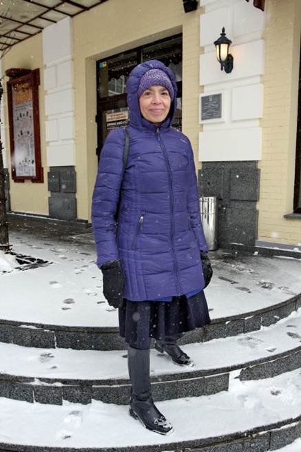 Оля (Олександра) Гнатюк, 59 років, дослідниця й перекладачка. Народилася 11 листопада 1961-го в польсько-українській родині у Варшаві. Мати походить зі Львова, а батько – із Холмщини. Історію сім’ї описала у книжці ”Відвага і страх”. У Варшавському університеті вивчала українську та російську філологію. У 1997–2006 роках була доцентом, згодом професором в Інституті славістики Польської академії наук. 2004-го здобула ступінь доктора гуманітарних наук, написала монографію ”Прощання з імперією. Українські дискусії про ідентичність”. Праця отримала нагороду імені Єжи Ґедройця та нагороду Східного огляду. 2006–2010-го була першою радницею посольства Польщі в Україні з культури й науки. Викладає у Варшавському університеті та Києво- Могилянській академії. Від 2010 року керує спільною магістерською програмою цих двох вузів. Із 2018-го – віцепрезидентка українського ПЕН-клубу. Живе на два міста – у Варшаві, де мешкають чоловік та син, і в Києві