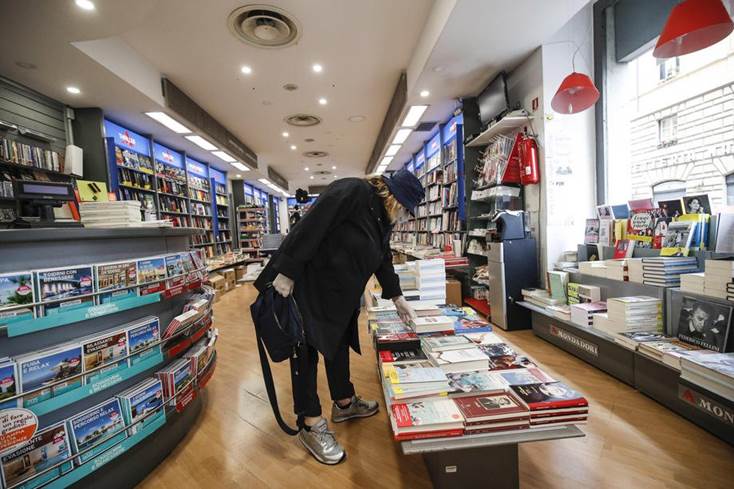 Книжковий магазин працює під час часткового локдауна в Римі, 20 квітня 2020.