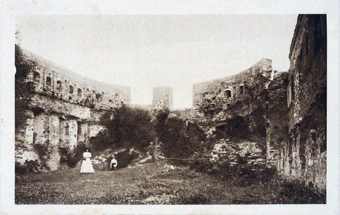 Замок Гербуртів в Добромилі, поштівка 1931 року