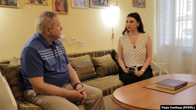 Під час запису інтерв'ю із Мирославом Мариновичем для Радіо Свобода. Журналістка Анастасія Потапенко (скріншот з відео). Серпень 2023 року