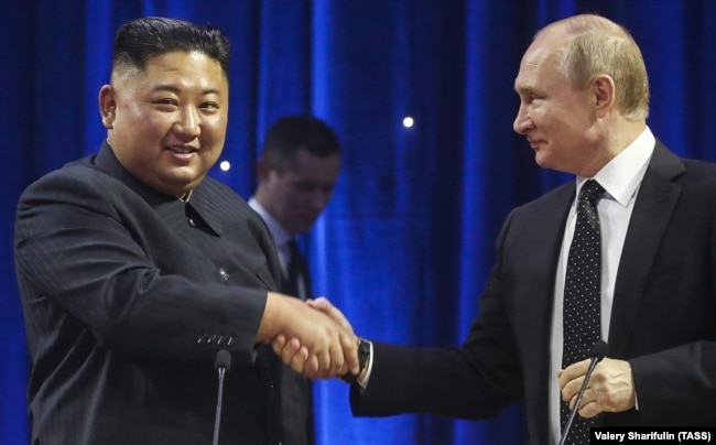 Лідер КНДР Кім Чен Ин і очільник Росії Володимир Путін (праворуч)