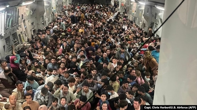 Вантажний літак ВПС США вщерть заповнений людьми, які хочуть евакуюватися із Афганістану, оскільки президент утік, урядові війська розбіглися, а «Талібан», захопивши усю зброю, увійшов у Кабул. 15 серпня 2021 року