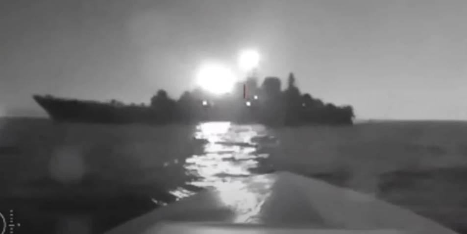 Український надводний дрон атакує російський десантний корабель у відкритому морі