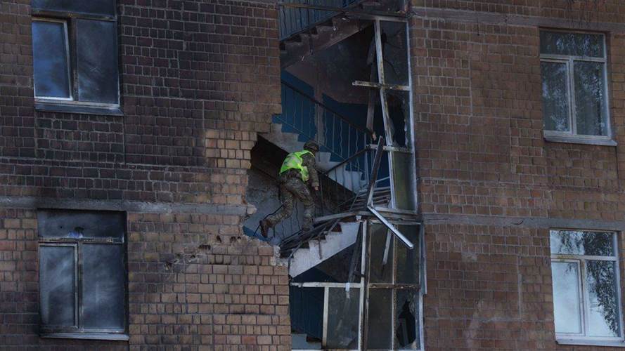 Київська школа, пошкоджена російським ударом 1 жовтня 2026 року. AP / Євген Малолєтка